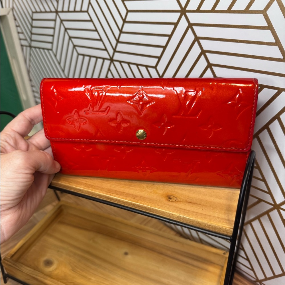 Louis Vuitton Vernis Sarah Wallet - Pomme  d’Amour Red - Authentic